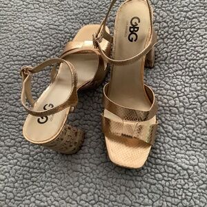 Gold GBG Los Angeles platform sandals Size 9.5